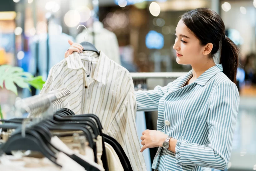 asian-female-enjoy-choose-ffitting-dress-cloth-in-cebu-shopping-mall