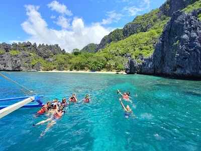 El Nido Beach by Deseree Lopez Abalo